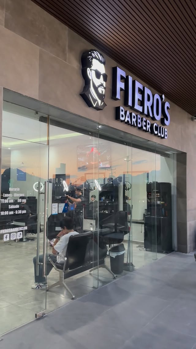 Fachada y letrero retroiluminado de Fiero's Barber Club en Punto La Pastora