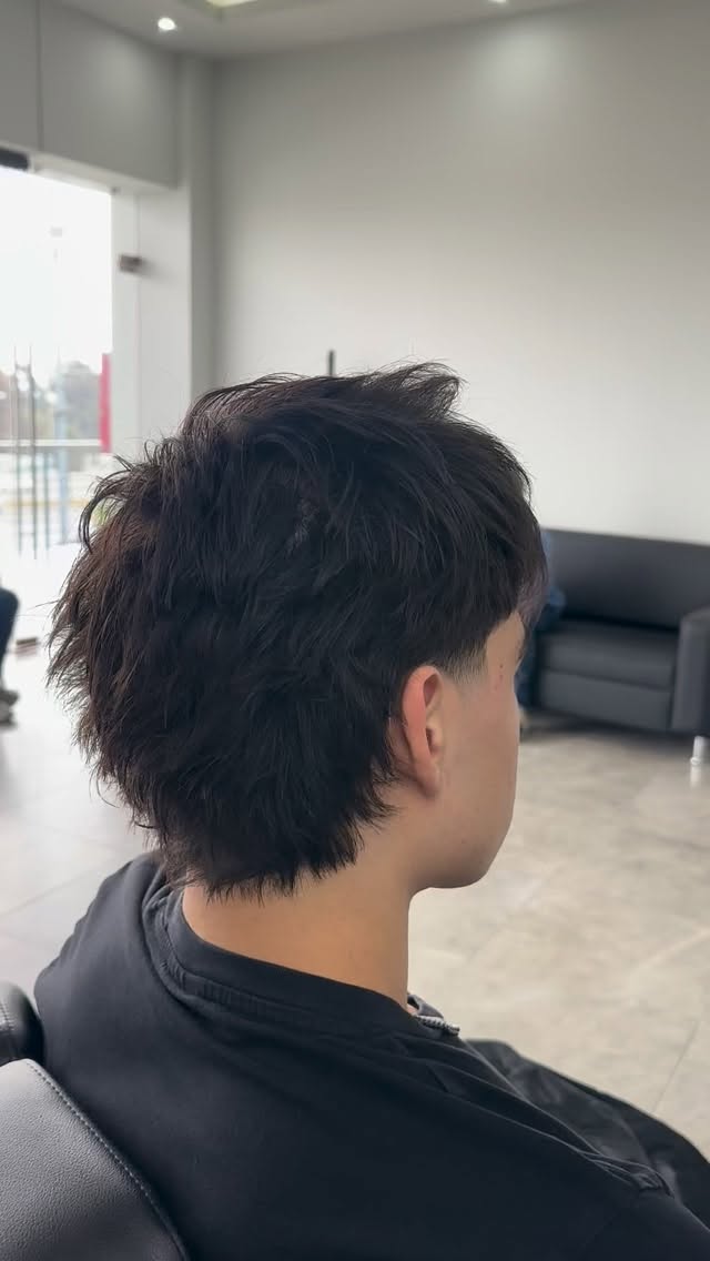 Corte estilo mullet moderno